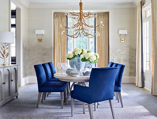 cozy-inviting-dining-room-with-greenery-and-navy-blue-dining-chairs